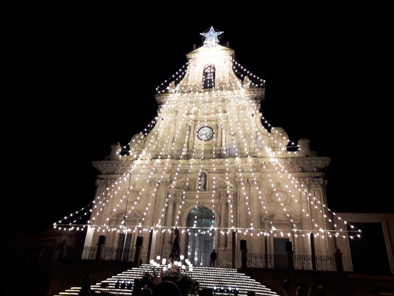 L'Albero sulla basilica di San Sebastiano per il Natale di Palazzolo