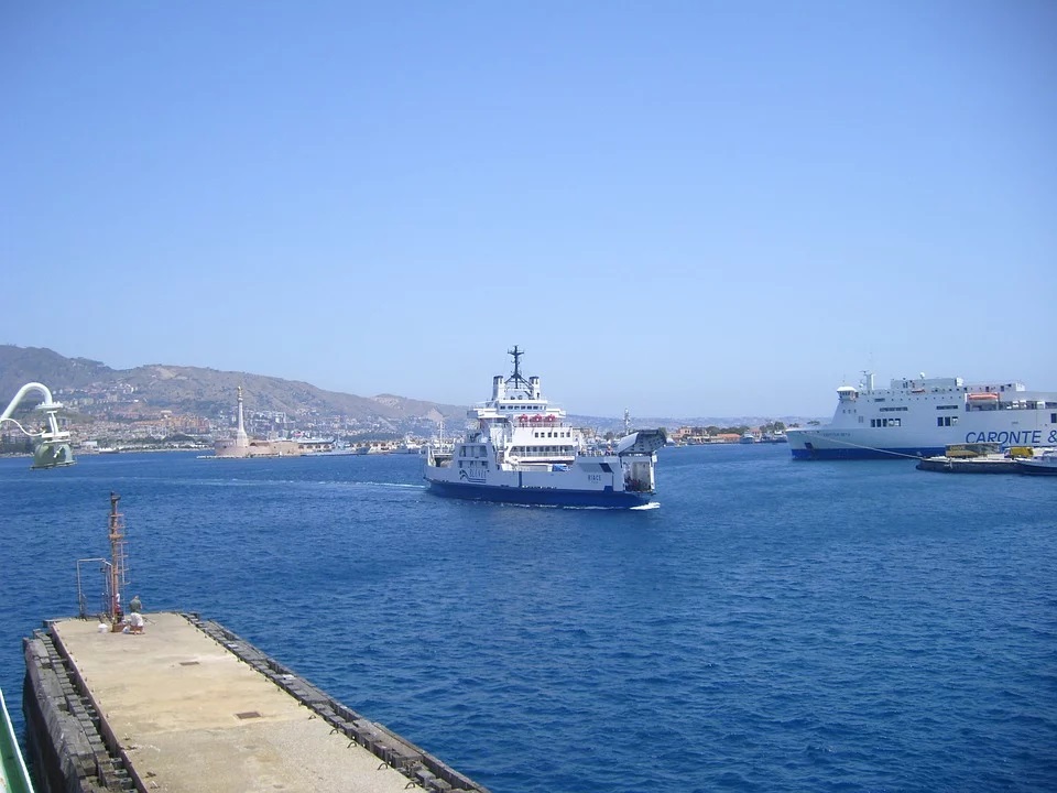 Il lungo viaggio ai traghetti di Messina