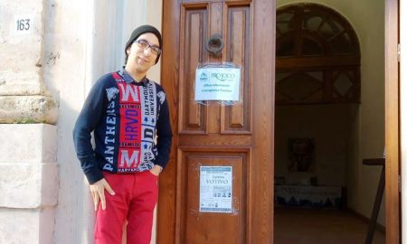 L'ingresso del museo del santino votivo con Lorenzo Macauda