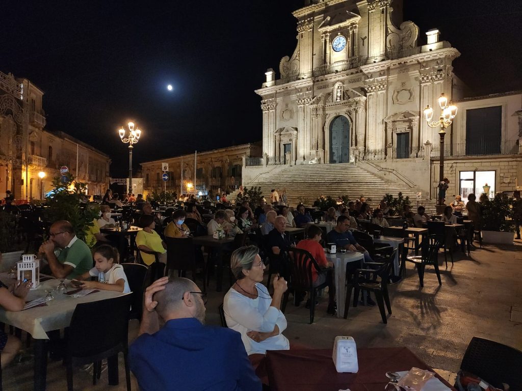 Pubblico in piazza per la rassegna su Fava