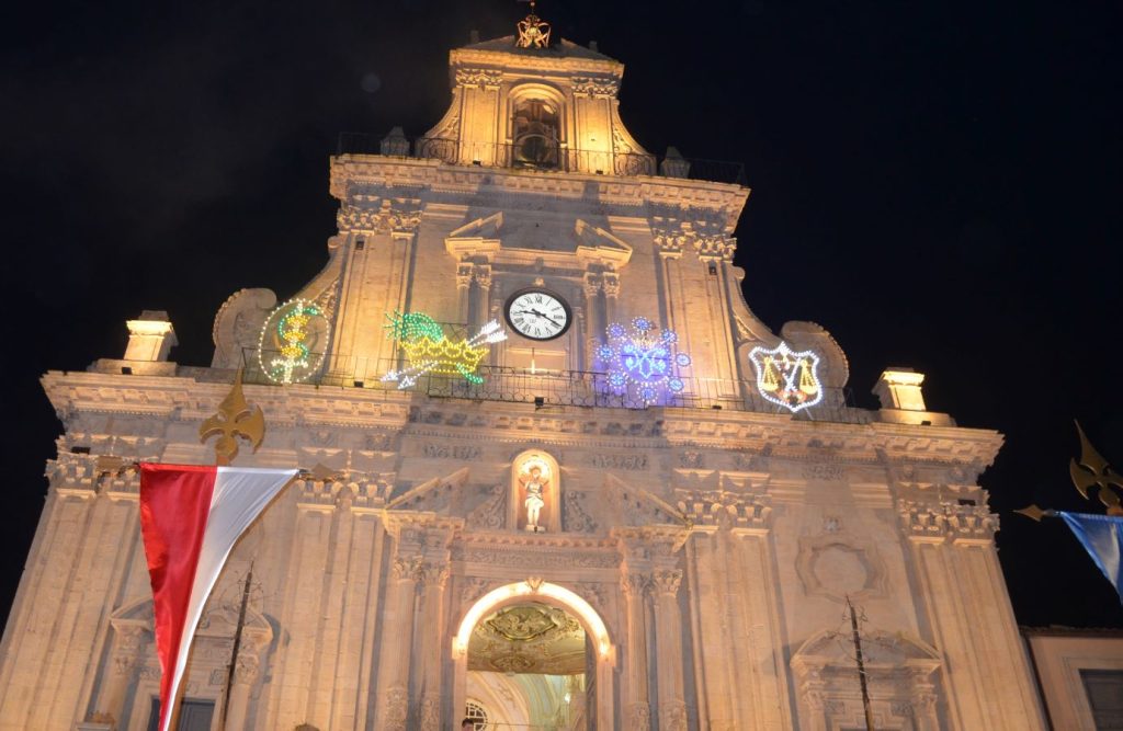 Chiesa San Sebastiano vestita a festa per accogliere le Varette