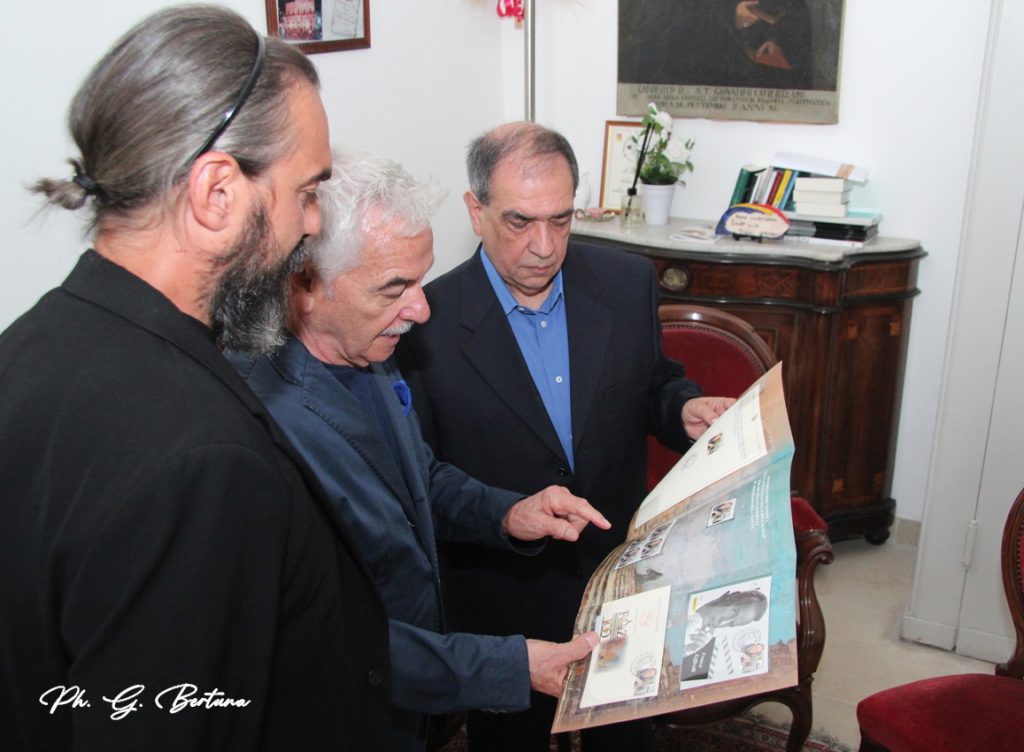 Vizzini: consegna Francobolli Zeffirelli al Presidente della Società Operaia (foto G. Bertone)