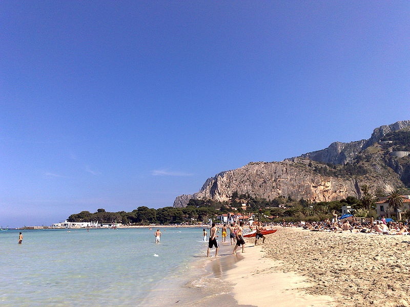 Visitare Palermo; la spiaggia di Mondello è sicuramente una delle migliori attrattive.