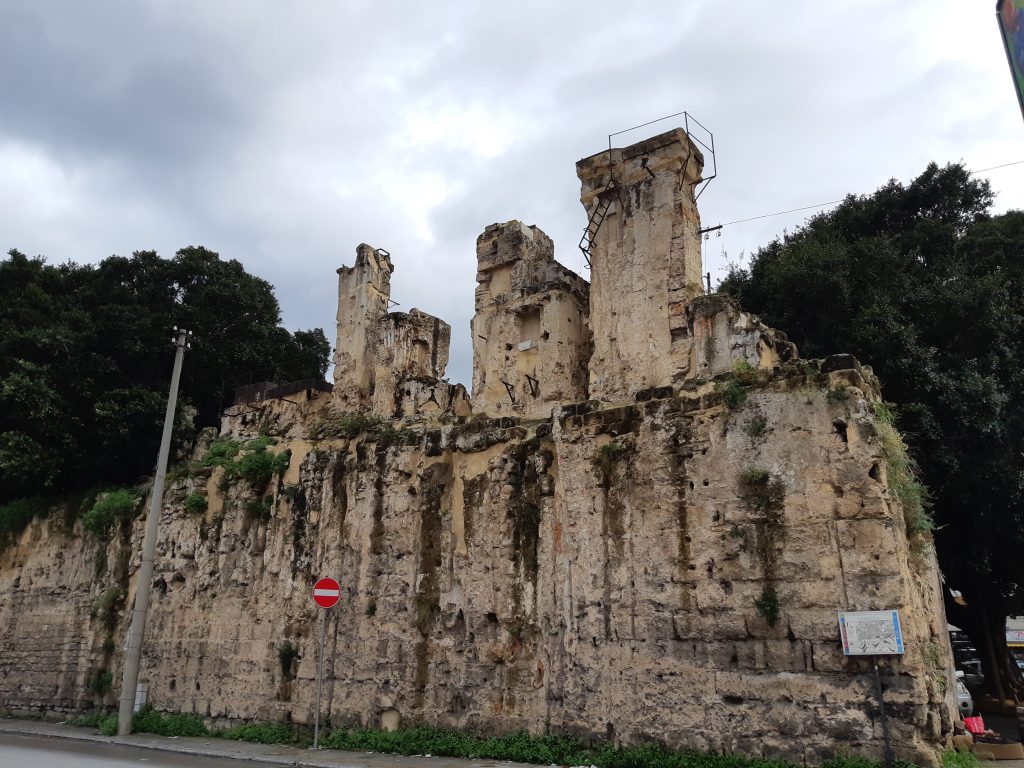 Esempio di torri d'acqua raggruppate a piazza Porta Montalto
