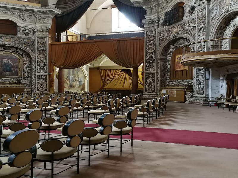una parte della decorazione interna della chiesa. a destra il piano rialzato dove presiedevano le monache.