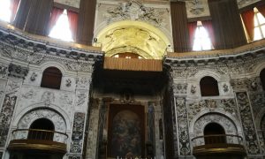 l'altare della chiesa del santissimo salvatore avvolto nel suo splendore decorativo