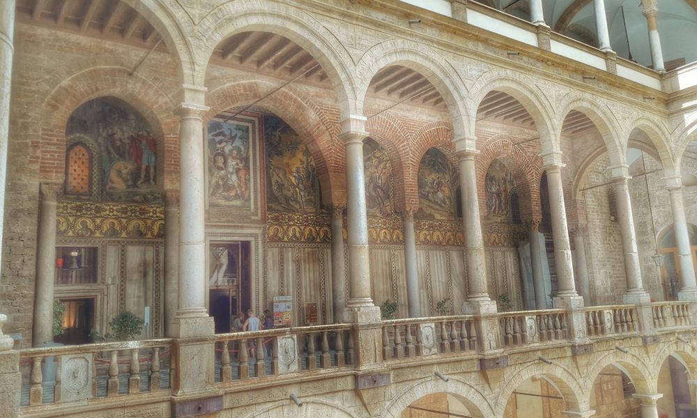 Rex Siciliae: Colpo d'occhio sullo splendido esterno della Cappella Palatina