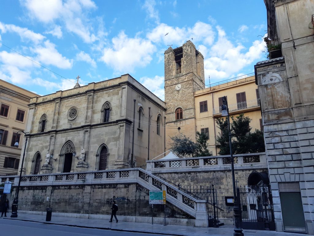 Ecce Homo: la chiesa di Sant'Antonio abate svetta su via Roma