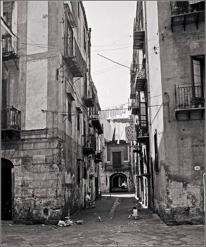 vie di Palermo: via delle sedie volanti