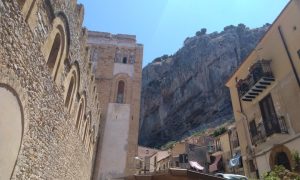Cefalù: scorcio tra il Duomo e la rocca ph Angela Strano