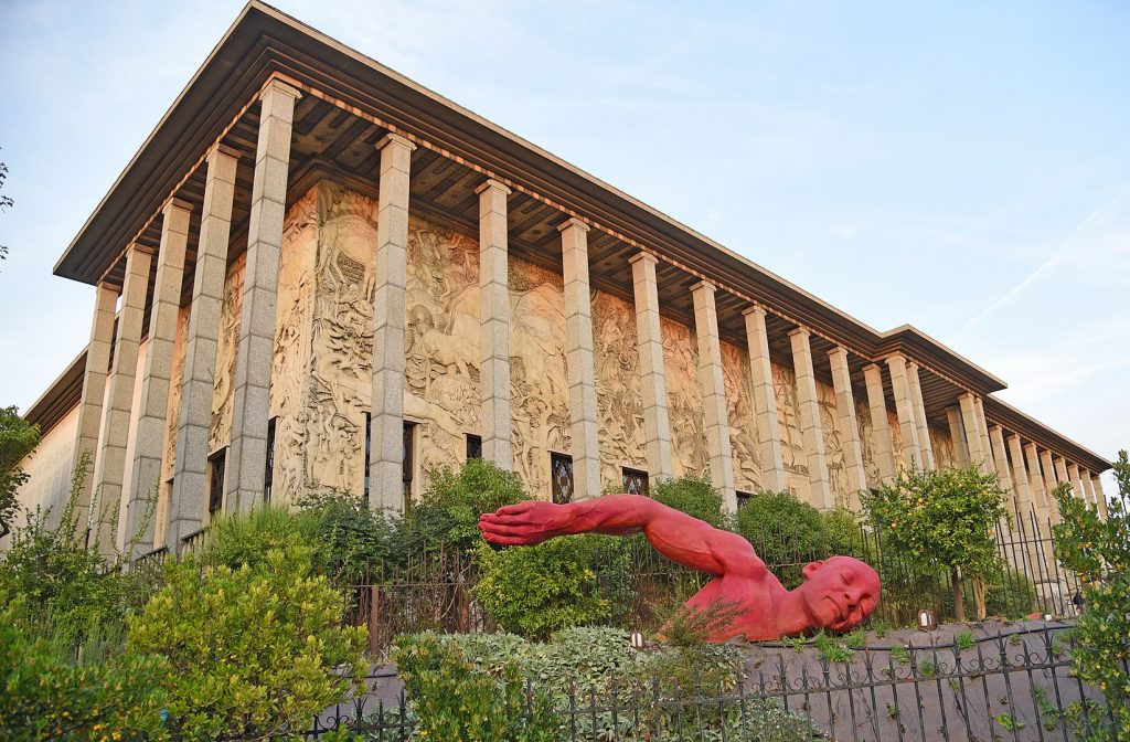 Musée porte shops dorée louboutin