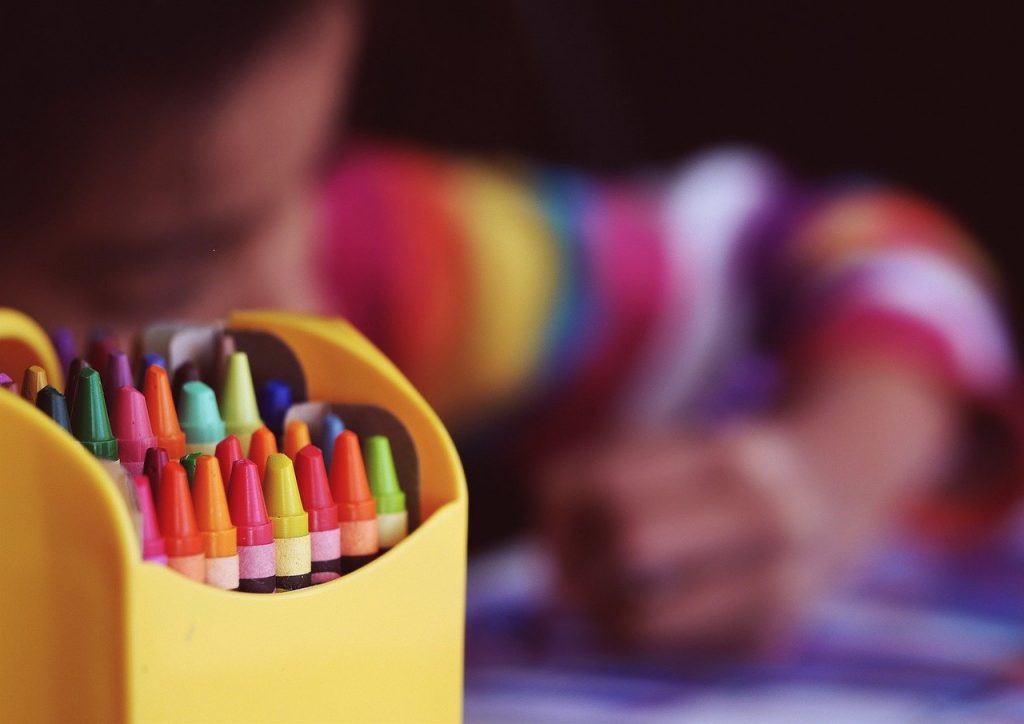 Deconfinamento - Matite colorate e bambino che colora