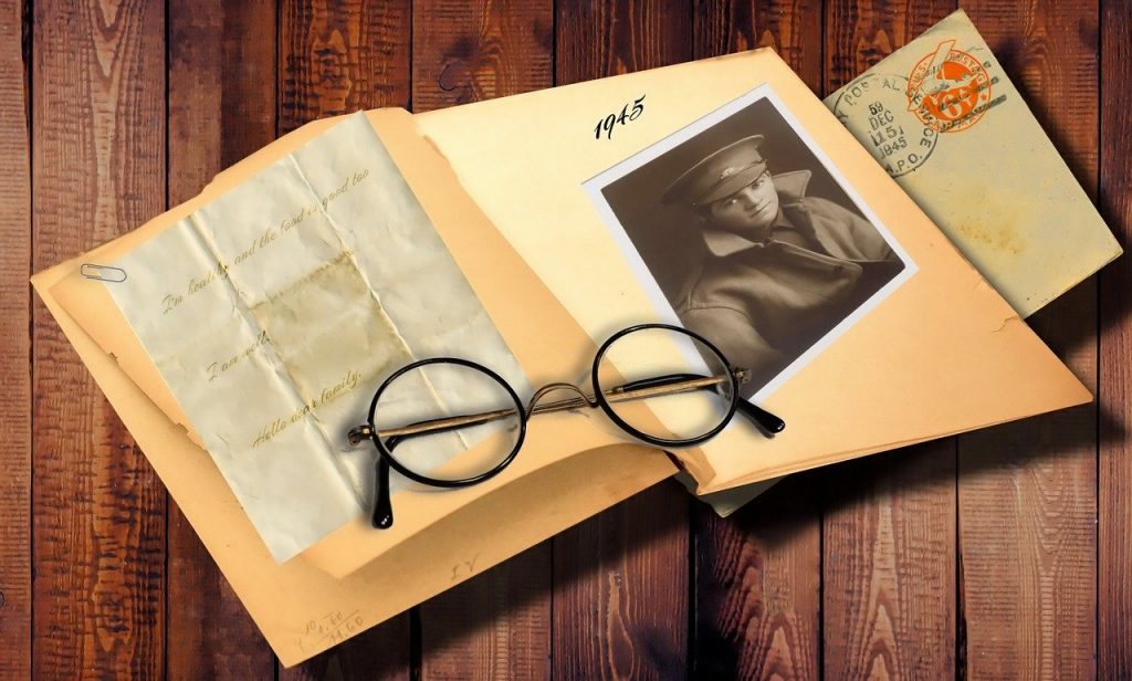 Festa della Vittoria - Un diario con una foto degli anni '40 e un paio d'occhiali