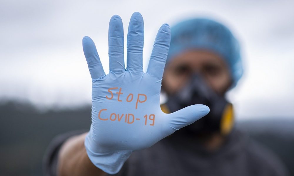 Deconfinamento - Un uomo con mascherina e guanto anti-covid