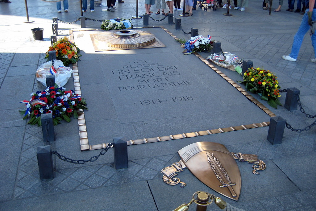 Festa della Vittoria - Tomba del Soldat Inconnu a Parigi
