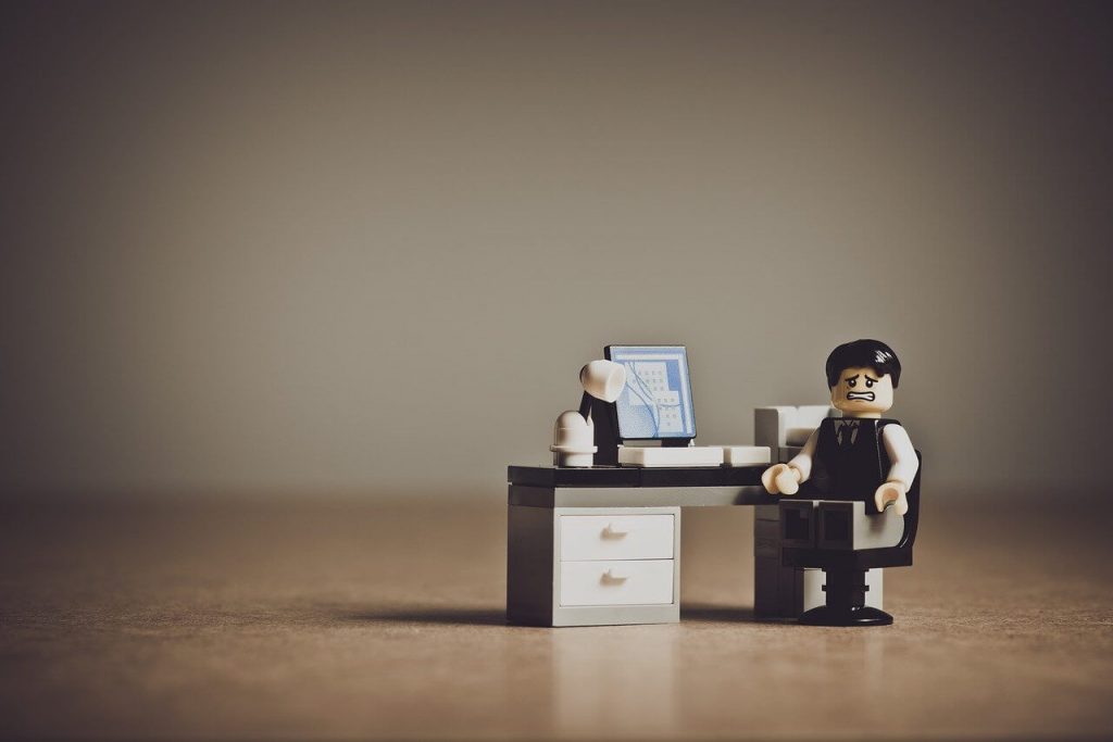 Micro-entreprise - omino Lego alla scrivania