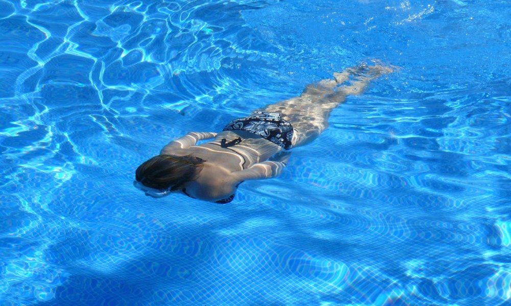 Piscine a Parigi - Donna Che Nuota In Piscina