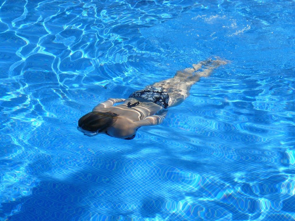 Piscine a Parigi - Donna Che Nuota In Piscina