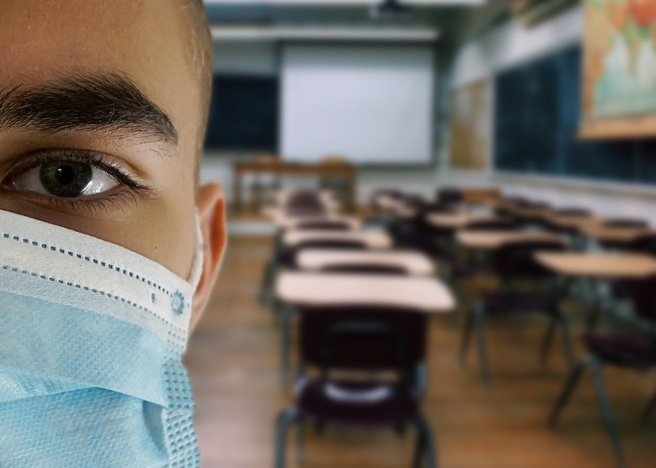 Rientro a scuola in Francia - Ragazzo A Scuola Con Mascherina