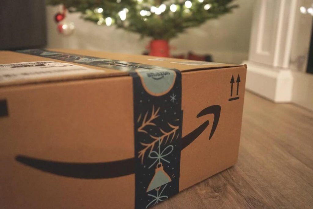 Noël sans Amazon - pacco Amazon sotto l'albero di natale