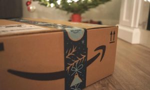 Noël sans Amazon - pacco Amazon sotto l'albero di natale