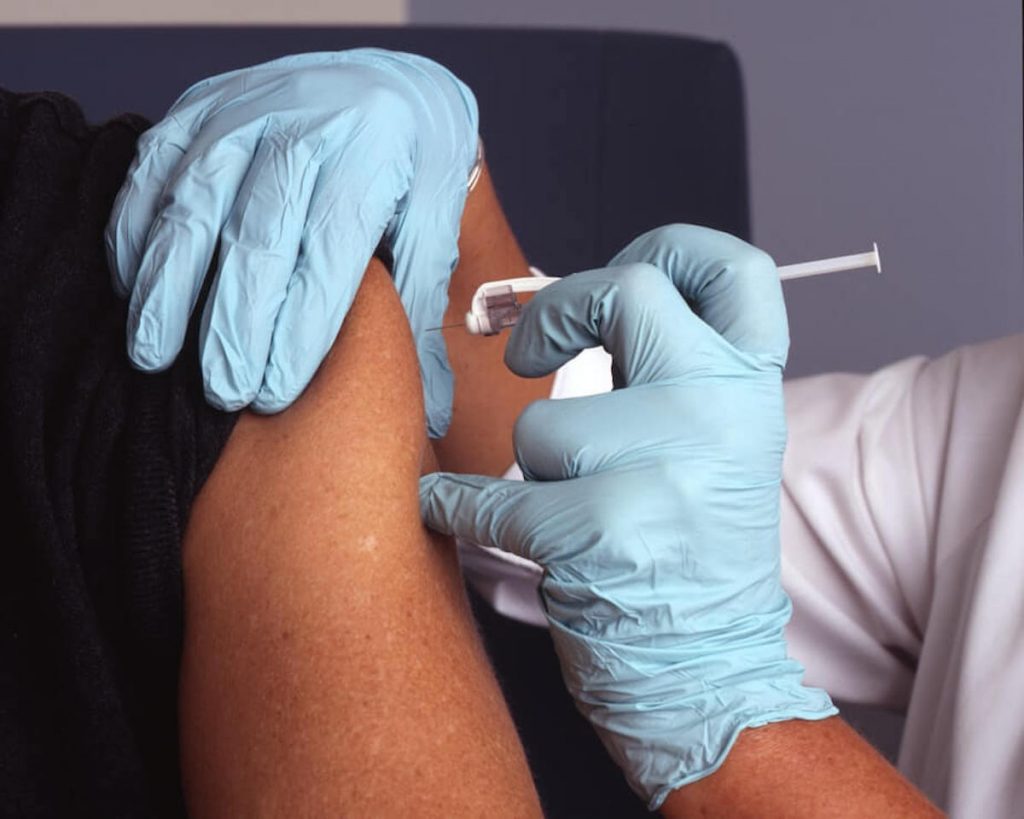 Vaccini in Francia - Puntura al braccio sinistro