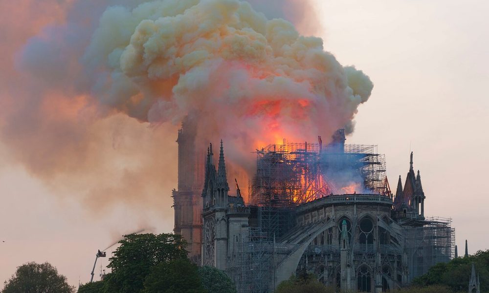 Ricostruzione di Notre Dame - Cattedrale di Notre Dame in fiamme