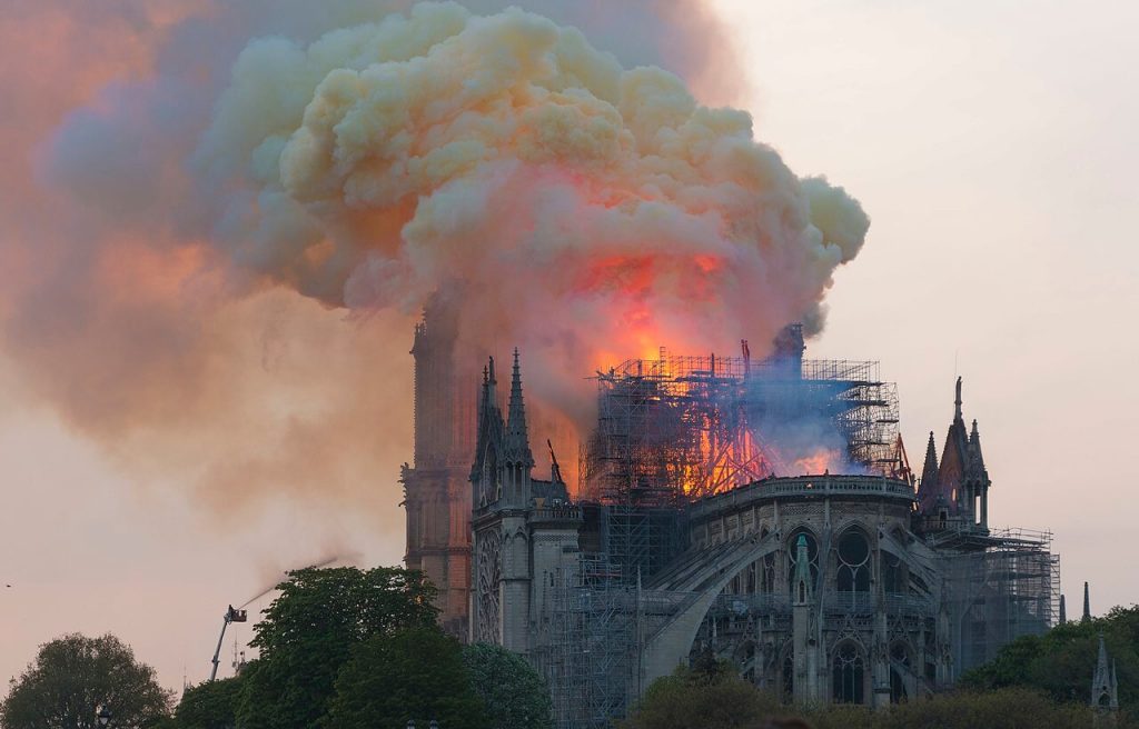 Ricostruzione di Notre Dame - Cattedrale di Notre Dame in fiamme