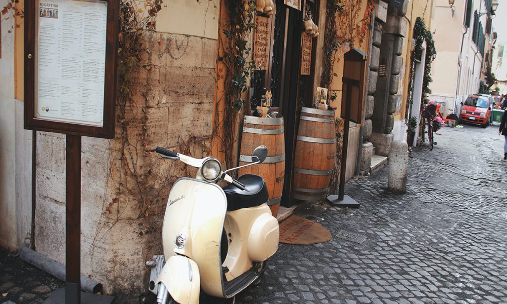 Oltra ai cibi iconici, anche la vespa