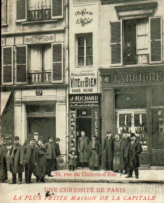 https://parigi.italiani.it/i-fantasmi-di-parigi-un-tour-da-brivido-per-i-piu-temerari/ - Carte Postale Plus Petite Maison Paris in foto