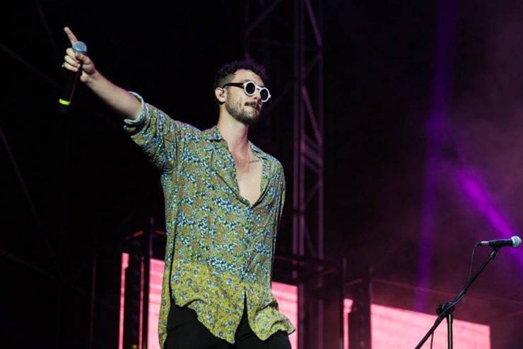 Carl Brave mentre canta
