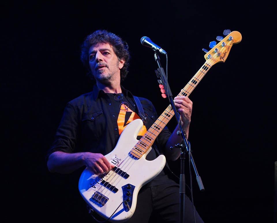 max Gazzè mentre si esibisce in concerto
