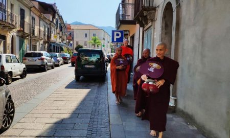 Buddhismo e Monaci Per Le Vie