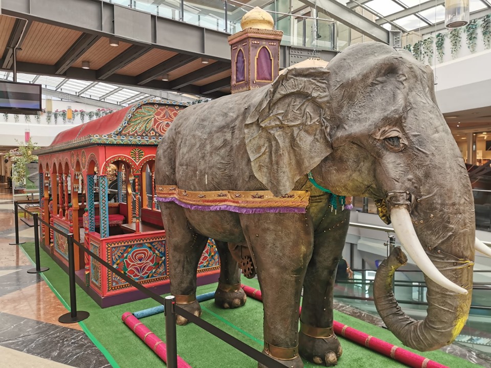 Fantastico Mondo con un modellino di Elefante di cartapesta