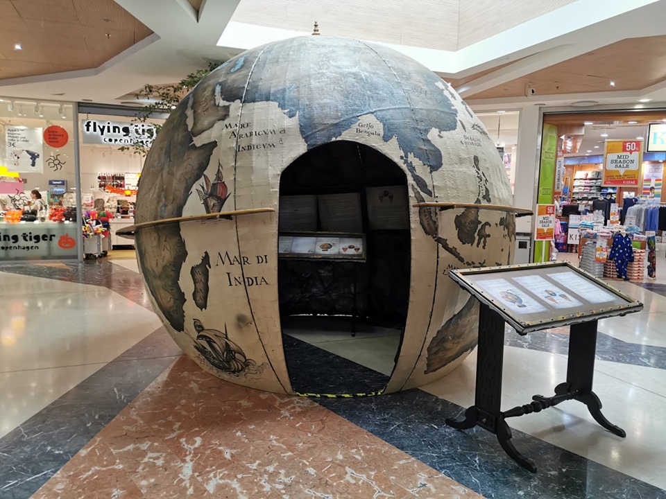 la mostra con la riproduzione del Pianeta terra