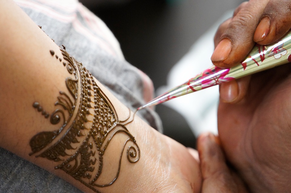 un tatuatore mentre fa un disegno su un braccio di una persona