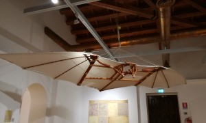 la ricostruzione del progetto delle ali ideate da Leonardo da Vinci