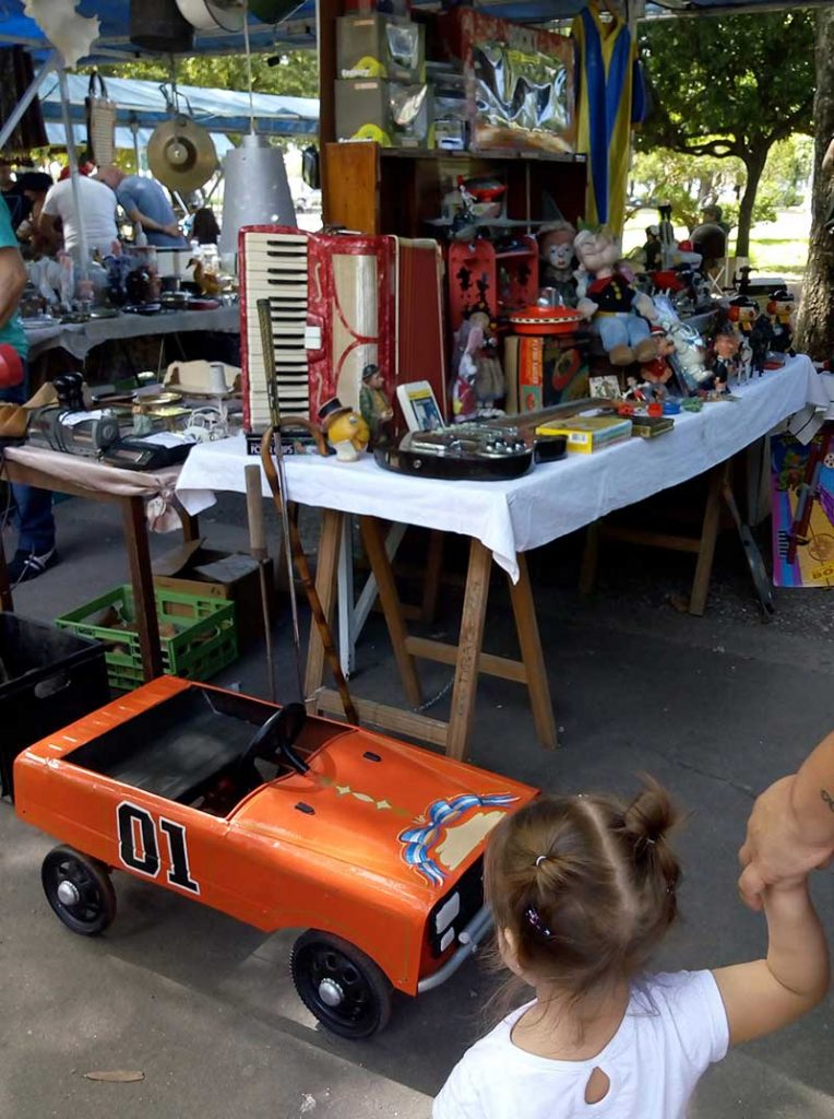Juguetes En La Feria De Antigüedades