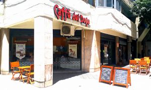 La Cadena De Cafe En Una Esquina De Rosario