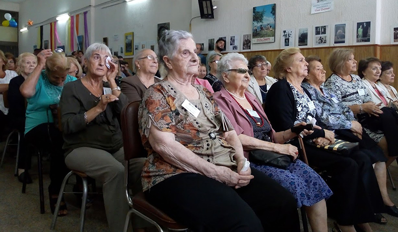 Mujeres - Las Emigradas Italianas Durante El Homenaje