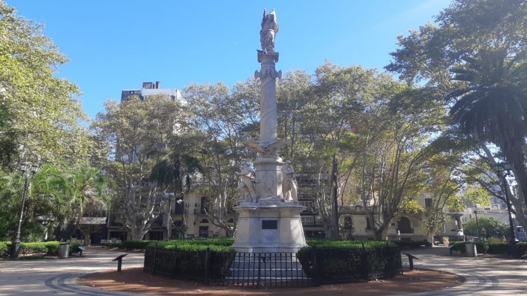Plaza 25 De Mayo - Vista de frente