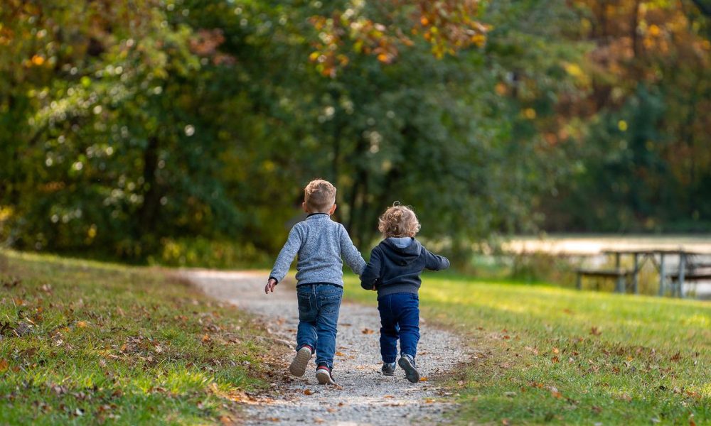 Día de las Infancias - Chicos Caminando De La Mano
