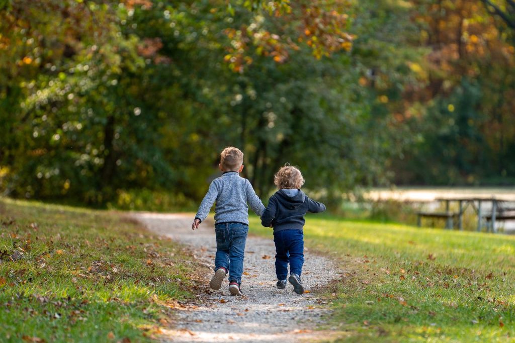 Día de las Infancias - Chicos Caminando De La Mano