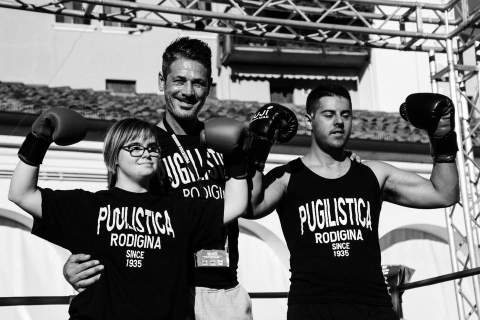 Pugilistica Rodigina, il maestro Cristiano Castellacci insieme agli atleti di Uguali Diversamente