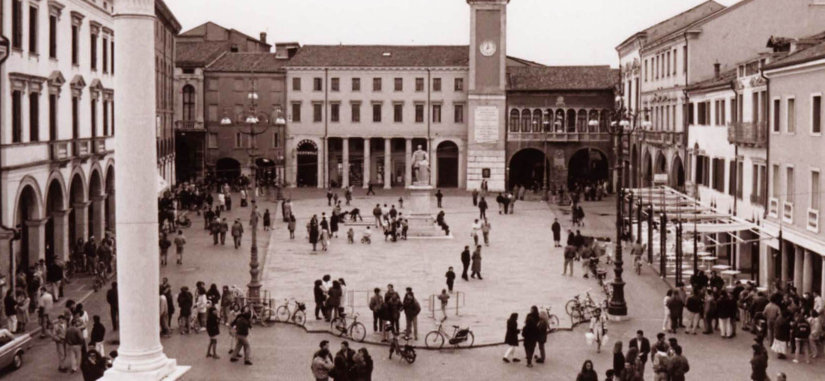 Una veduta, in una foto d'epoca, di piazza Vittorio Emanuele a Rovigo