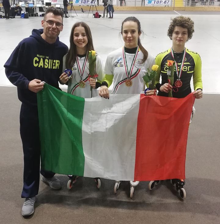 Giorgia Fusetto con la Squadra Polisportiva Casier (Tv) con la bandiera italiana in mano