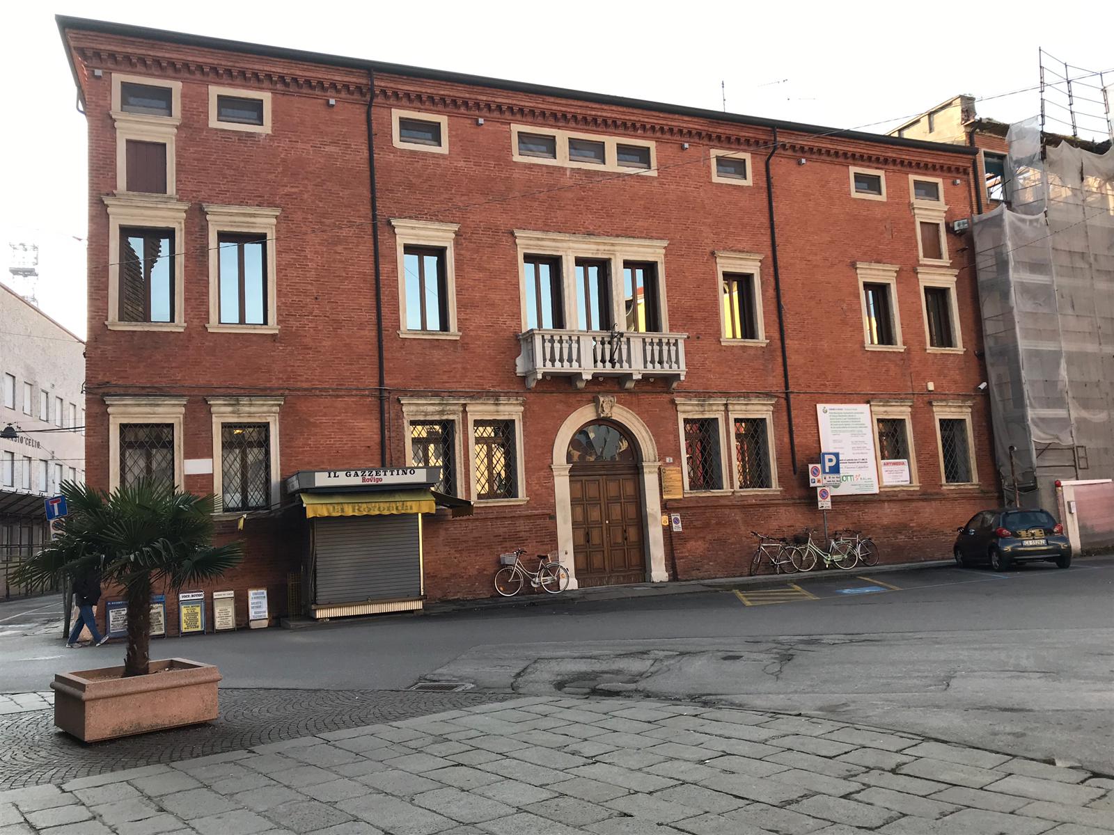 Una vista di Palazzo Manfredini in Piazza Duomo a Rovigo