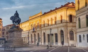 Piazza Garibaldi vista da via Silvestri con, accanto, la Camera di Commercio