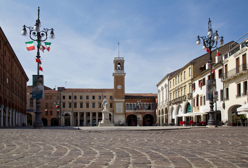 Piazza Vittorio e la Loggia Notari in lontananza