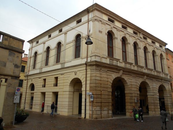 Palazzo Roncale, eretto durante la Dominazione veneziana